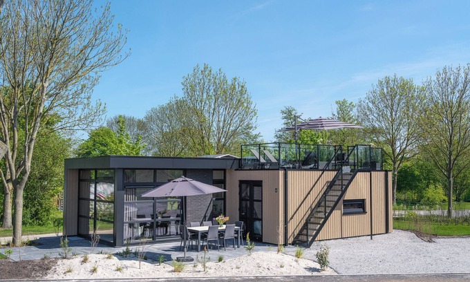 Workum House | Luxury and space for 6 people: this villa has three bedrooms, two bathrooms, and a sunny roof patio to relax.