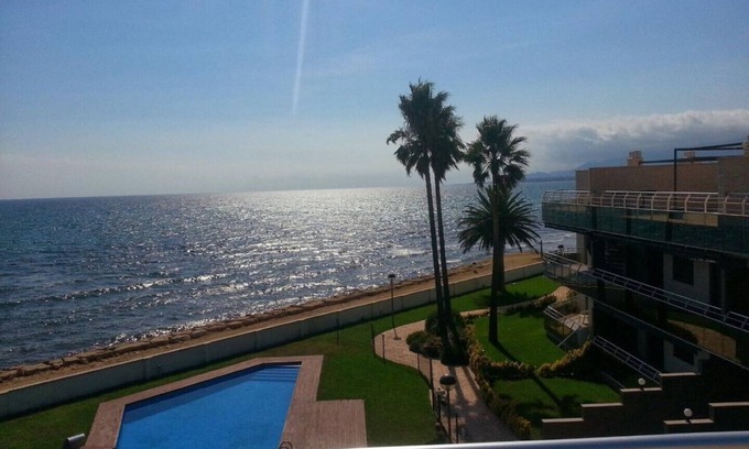 Miami Platja Condo | LUXURY APARTMENT AT THE BORDER OF THE SEA FOR 6 PEOPLE