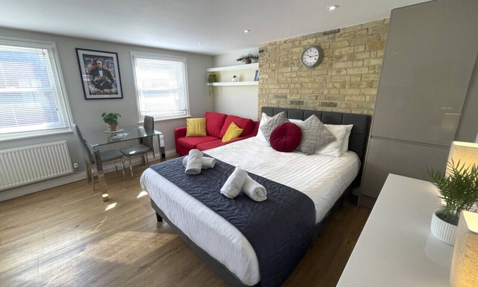 Cambridge Apartment | Luxury Apartment Central Cambridge King-size bed