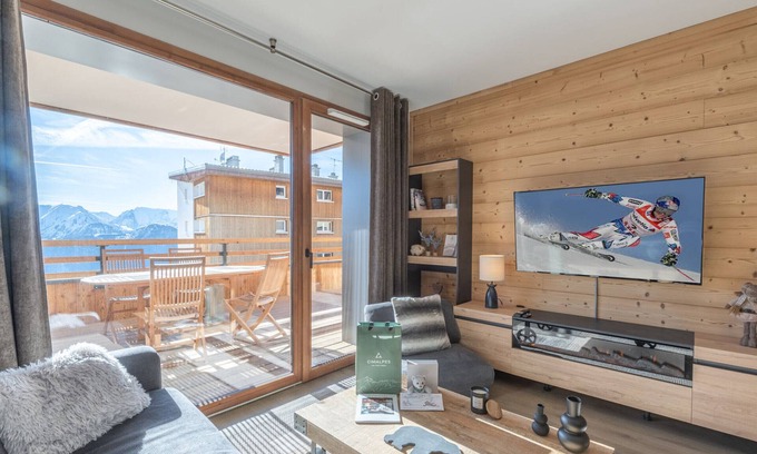 Viel-Alpe Apartment | Luxury Apartment in Huez: South-Facing Terrace, Ski-In Access, Parking, Sleeps 4