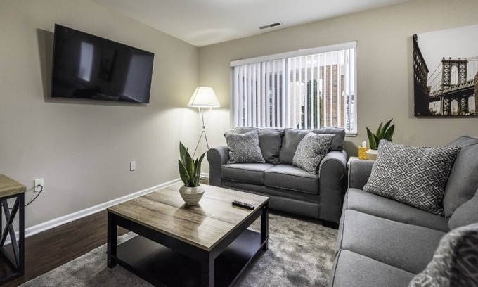 Bryant Pattengill West Apartment | Luxury Apartment minutes away from UofM's main campus!
