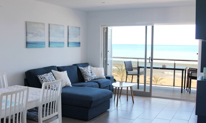 El Vendrell Apartment | Luxury apartment "Sirena Azul" in first sea line and pool