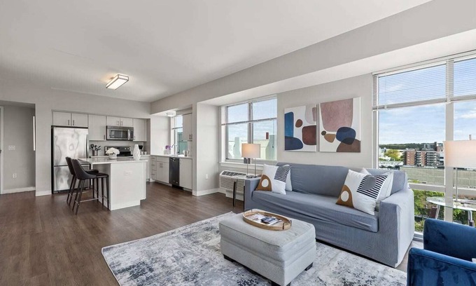 Downtown Apartment | Luxury Apt Center of Downtown-SUM-1004