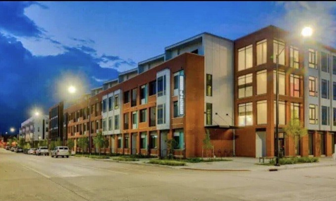 Downtown Des Moines Apartment | Luxury apt w/ secure entrance / 5 mins from downtown !