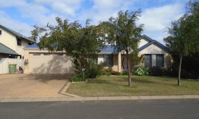 Quindalup House | Luxury at The Cove - Walk to the beach and town