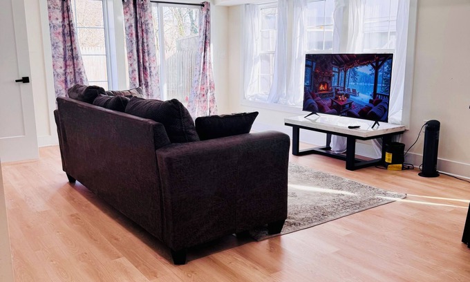 Nauck House | Luxury Basement: 2 QueenBeds with PrivateBath and Nonsmoking