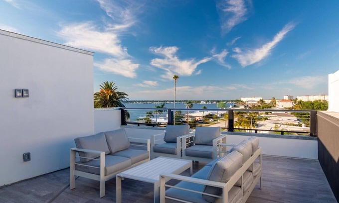 Madeira Beach Apartment | Luxury Beach Home N/POOL