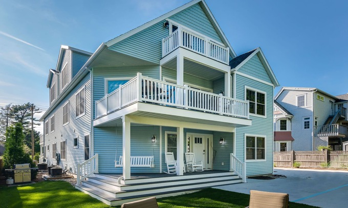South Haven House | Luxury Beach House-6 Bedrooms, Game Room, Yard, Fire Pit-Walk to Beach & Town