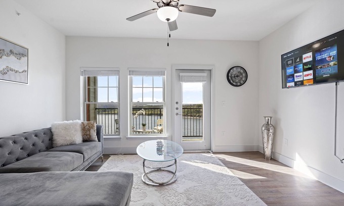 North Beach Apartment | *Luxury Beach Lighthouse Getaway With Shore View!*