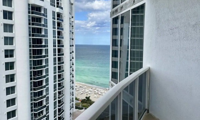 Sunny Isles Beach Hotel | Luxury Beach Resort - Studio w/Partial Ocean View