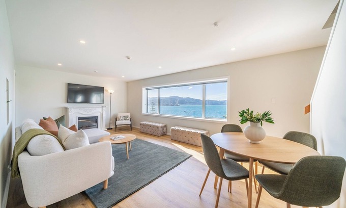 Wellington Apartment | Luxury Beachfront apartment. Minute's walk from Wellington CBD