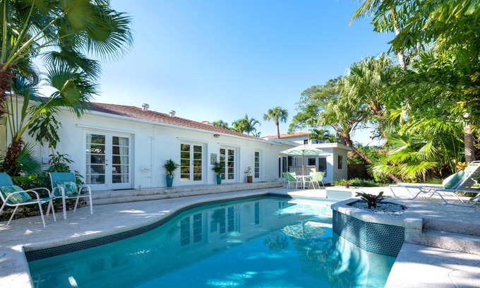 Bel Air House | Luxury Bermuda Villa in West Palm Beach Sleeps 12!
