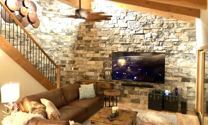 Mammoth Lakes Condo | Luxury Black Pass benefits, Ski-in-Ski-out, Bike-in-Bike-out, Stunning Views