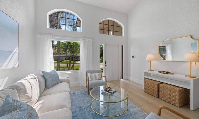 Wellington House | Luxury Boutique Equestrian Oasis, near WEF/Polo/Beaches. Heated Pool & Fire Pit.
