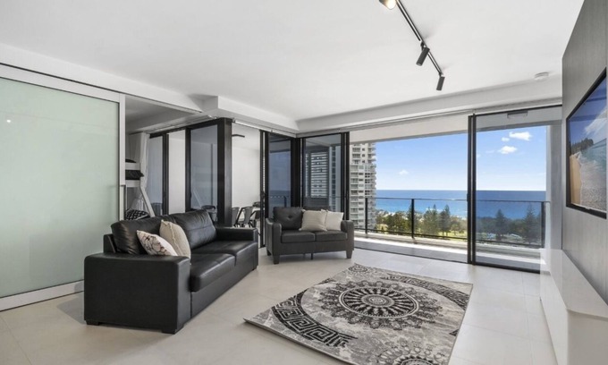 Broadbeach Apartment | Luxury Broadbeach Apartment with Ocean Views