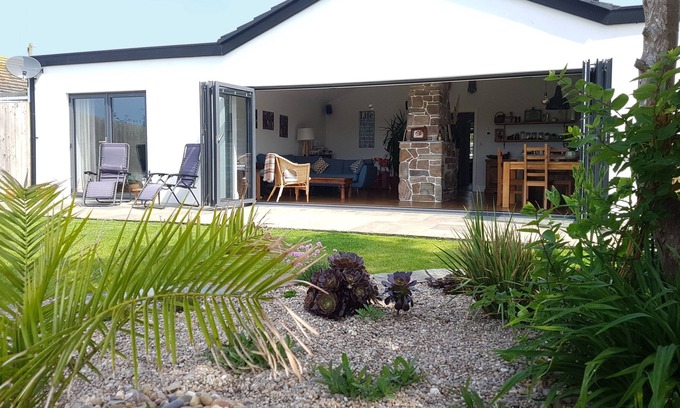 Crantock House | Luxury bungalow, stunning views, only minutes from beautiful Crantock beach