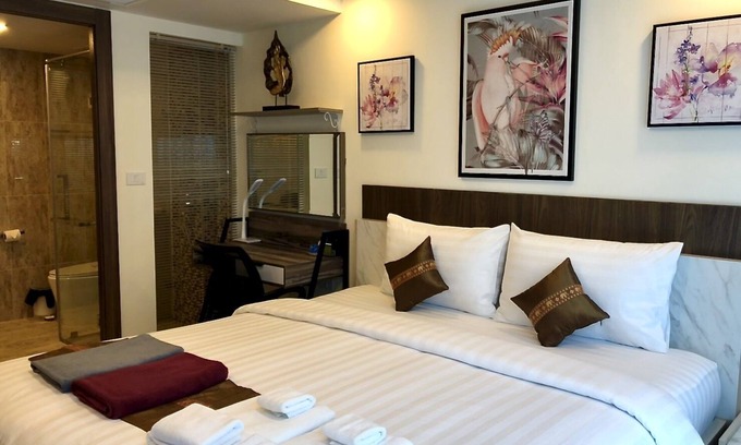 Pattaya Bay Condo | Luxury Business Suite Garden View C2 in Grand Avenue by Pattaya City Estates.