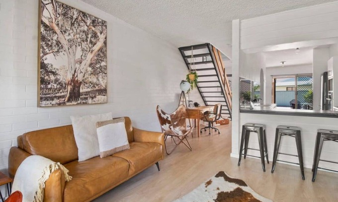 Wagga Wagga Apartment | Luxury by the Lagoon - Water Views, 3 Mins to CBD