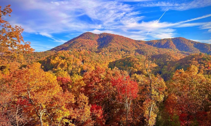 Wears Valley Cabin | Luxury cabin! Amazing Mountain Views! Hot Tub! Movie Room! Pet-friendly! Peloton