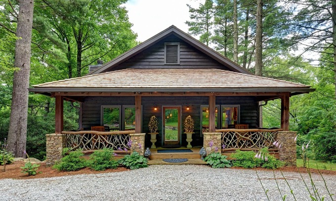 Highlands Cabin | Luxury Cabin, Big Porch w/Wood Burning Fireplace, Quiet NBRHood, Mins to Main St