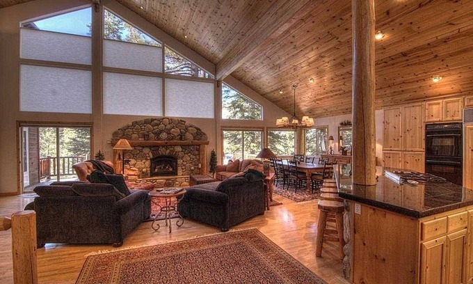 Truckee House | Luxury cabin close to Donner Lake and Tahoe's large ski resorts. Book now!