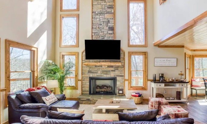 Mineral Bluff Cabin | Luxury Cabin in Blue Ridge Mountain 4- bedroom 2- primary bedrooms with en suite