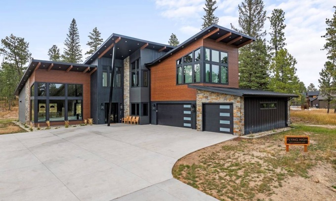 Lead House | Luxury Cabin Sleeps 24- Direct Trailhead & Clubhouse Access, Ample Parking!