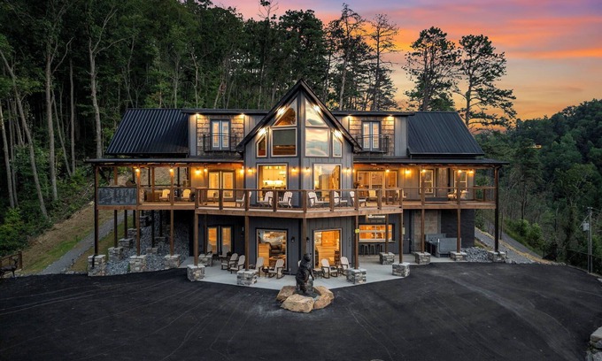 Gatlinburg - Pigeon Forge Cabin | Luxury Cabin with Views, Pool, Elevator, Outdoor Kitchen and Indoor/Outdoor Bar