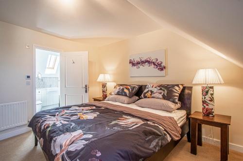 Canterbury House | Luxury Central Home - Superking bed, secure FREE parking