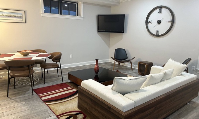Cleveland Park Apartment | Luxury City 2bed/2bath Apt Sleeps 5 walk to Metro