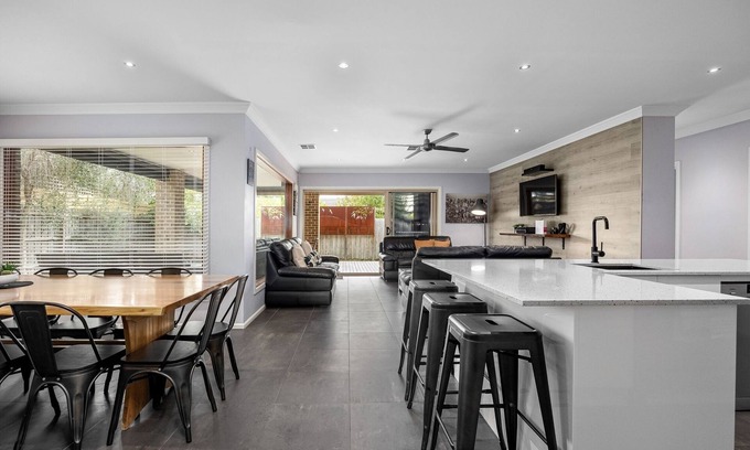 Tootgarook House | Luxury Coastal Escape - Spacious Group Accommodation