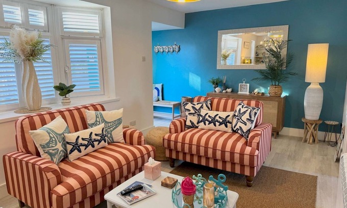 Mumbles House | Luxury Coastal Escape with Mumbles Lighthouse View | Pass the Keys