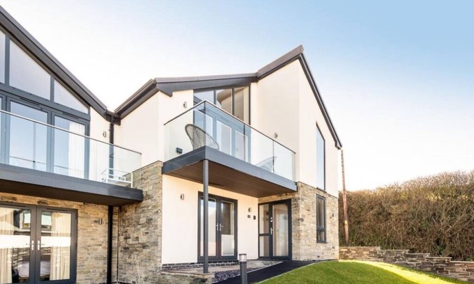 Mawgan Porth House | Luxury coastal house above stunning Mawgan Porth beach, 200m from the sand.