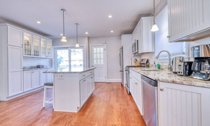 City Point House | Luxury & Comfort BEACHFRONT TOWNHOUSE #1 in South Boston
