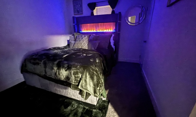 Jacksonville House | Luxury Comfort: King Size Bed , LED Massage Sofas , Cozy FirePit & Gazebo