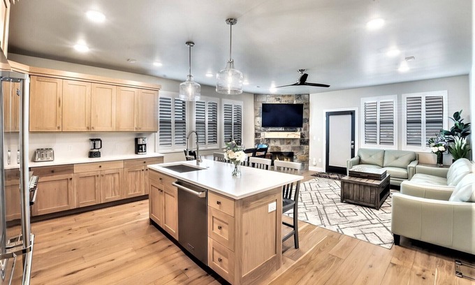 Park City Condo | Luxury Condo By Deer Valley East Village, Great for Ski/Vacation