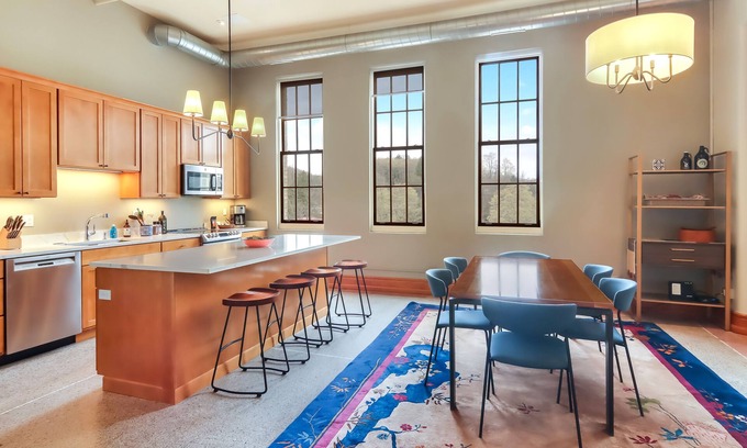 Traverse City Condo | Luxury Condo with Large Balcony