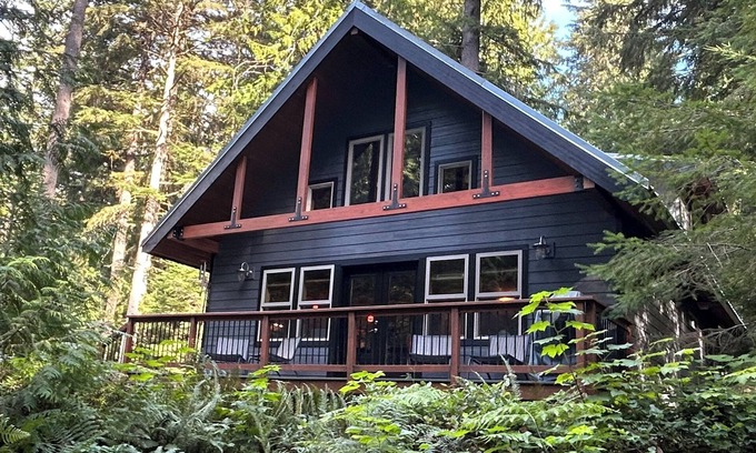 Glacier Cabin | Luxury Cottage In Snowline - Glacier, WA - near Mt Baker - hot tub!
