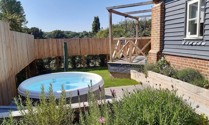Funtington Cottage | Luxury Cottage nr West Wittering with private hot tub