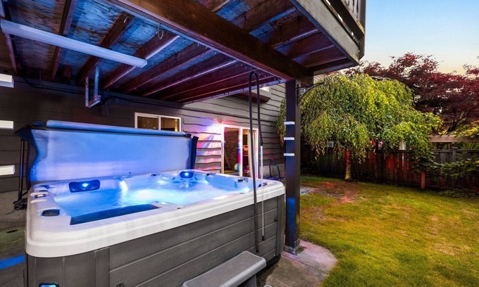 Port Moody House | Luxury Country Style Home - S -. +Hottub And Gym+ . Pet Friendly !