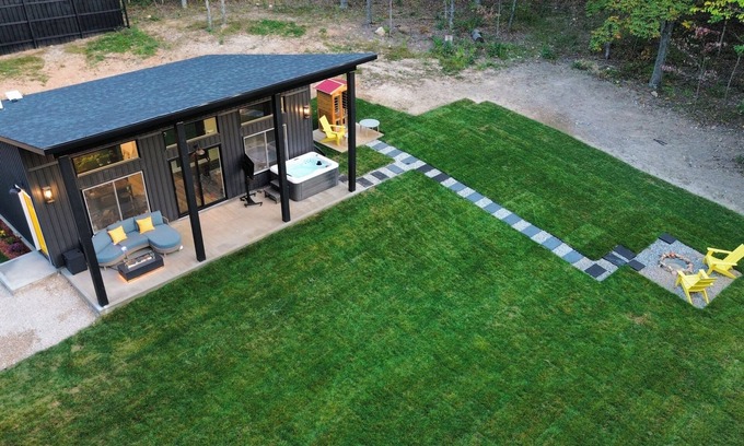 Leasburg Cabin | Luxury Couples Retreat with Hot Tub and Sauna