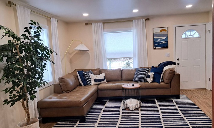 Gurnee House | Luxury Cozy Stay-Near Six Flags, Navy Base