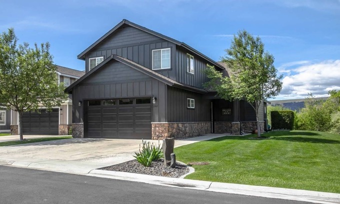Quincy House | Luxury Crescent Bar Home close to The Gorge, Misson Ridge on the Columbia River