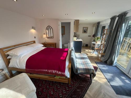 Clevedon House | Luxury Detached Hideaway near town, beach and woods
