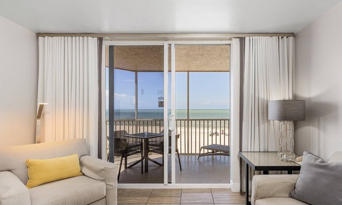 Fort Myers Beach Resort | Luxury Diamond Head Beach Front Private Condo / Pool with all Amenities!