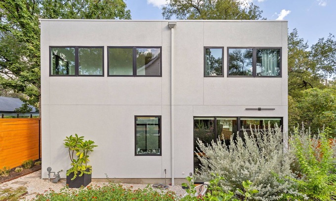 Clarksville House | Luxury Downtown Austin Guest House-2BR/2.5BA-Billiards Lounge-Patio-Parking