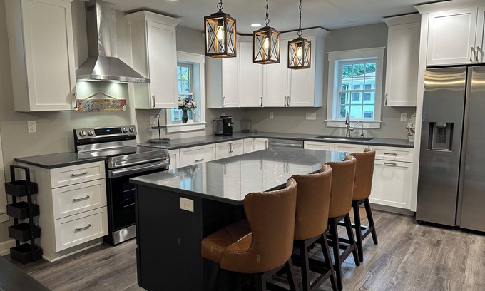 Cedar Falls House | Luxury Downtown Cedar Falls Retreat - Sleeps 12