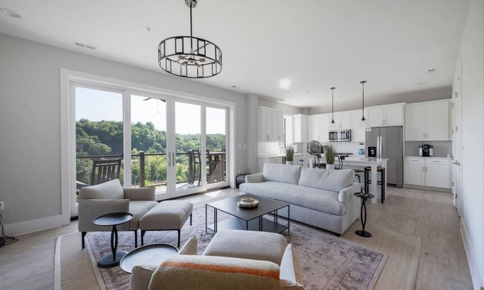 Central Business District Apartment | Luxury Downtown Loft, Balcony and Rooftop Bar!