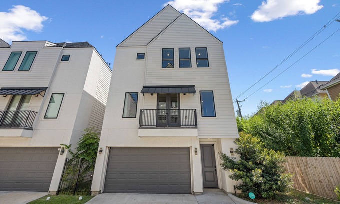 Greater Heights House | Luxury Downtown Stay With 3BR+4BTHR & Free Parking