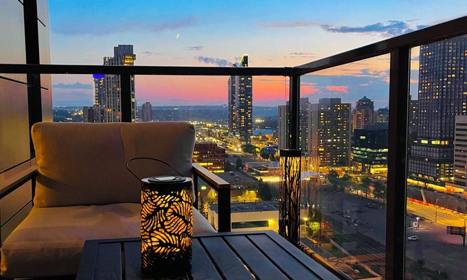 Connaught Condo | Luxury Downtown SUNSET SUITE, full kitchen, ROOFTOP POOL, gym and FREE PARKING